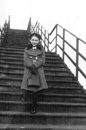 Pfaffenstiegbrücke über die Bahn mit Mädchen