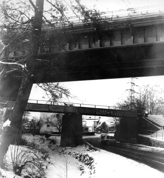 Die Brücken der Autobahn und Söhrebahn überspannten an der Stadtgrenze die Ochshäuser Straße