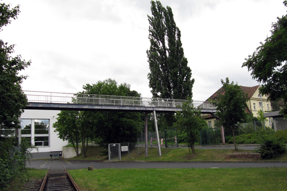 Blick auf Brücke von der Wohnstraße über das Gelände des UPK, 2009 