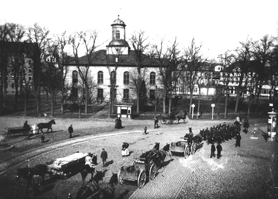 Vor der Unterneustädter Kirche ziehen Truppen durch die Leipziger Straße, 1900 