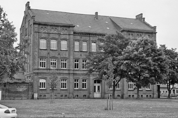 Unterneustädter Schule 2000 vom Hof gesehen, alter Klinkerbau 