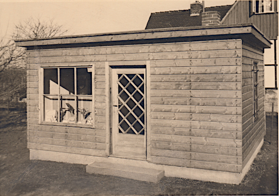  Verkaufshaus von Elisabeth Jetzizack, kleines Holzhaus im Garten 