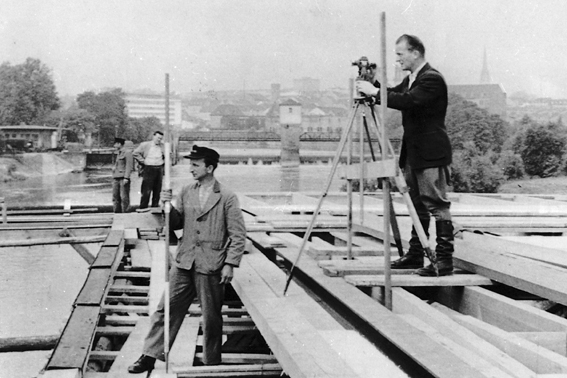 Vermessungsarbeiten an der Brücke durch Vermessungsingenieur K.-H. Lengemann (r.) und Mitarbeiter H. Neumann im Jahr 1958 
