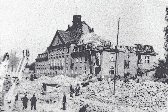 Werksfeuerwehr und Helfer vor dem zerstörten Verwaltungsgebäude nach dem Angriff am 19.4.1944 
