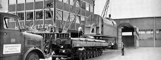 Ein Röhrenbündeltrockner verläßt auf einem Tieflader der DB  das Werksgelände 1967