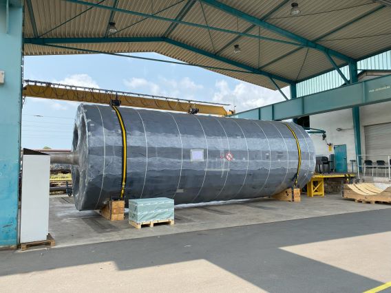 Ein Kessel 4 Meter Durchmesser, 12 Meter lang und 59 Tonnen schwer füe den Transport mit Folie verpackt