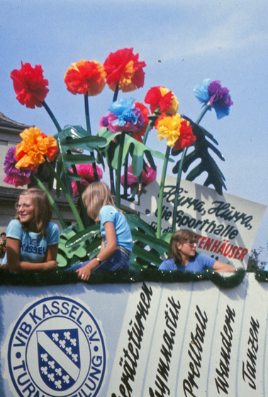 Fussballer VfB Festwagen in der Miramstraße 