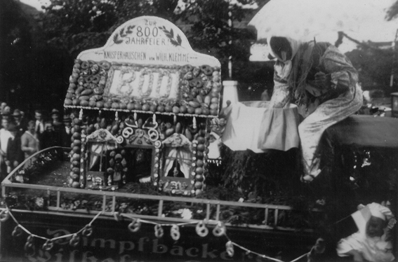 Wagen von Bäcker Klemme mit großer Torte 