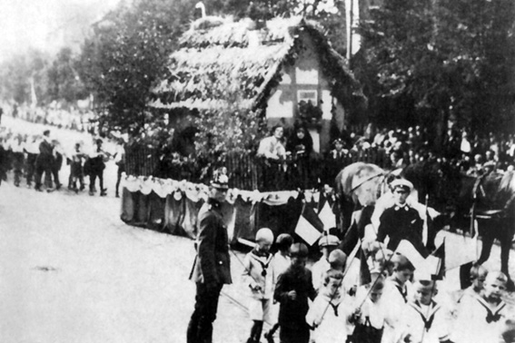 Wochenendhaus „Liselotte“ im Grünen mit Polizist davor 