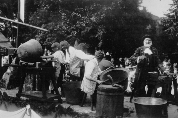  Wagen vom Messinghof der Metallwerke Lieberg und Co. zeigte Kupferschmiede mit großen und kleinem Hämmer 