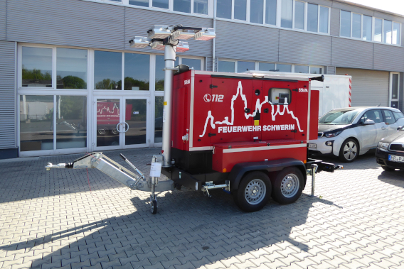 Polyma Flutlichtanhänger der Feuerwehr Schwerin auf dem Firmengelände