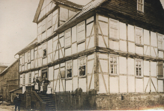 Haus Ludwig Förster Bergshäuser Str. 2, Personen stehen auf der Treppe vorm Fachwerkhaus