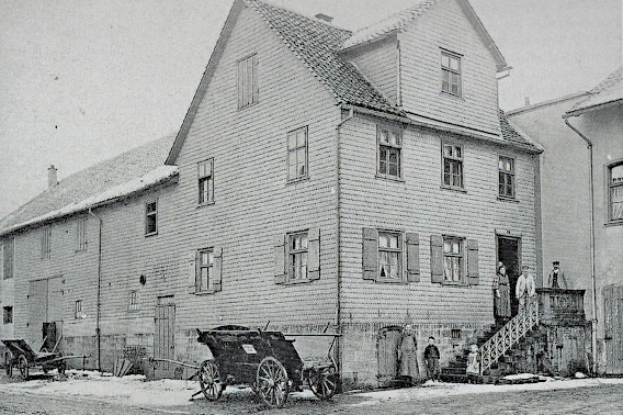Wohnhaus Adolf Hohmann, Kasseler Straße 42, eine Kutsche und Personen stehen vor dem Haus