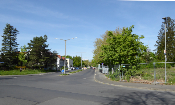 Die vierspurige Breslauer Straße, Blick in das neue Siedlungsgebiet, 2025