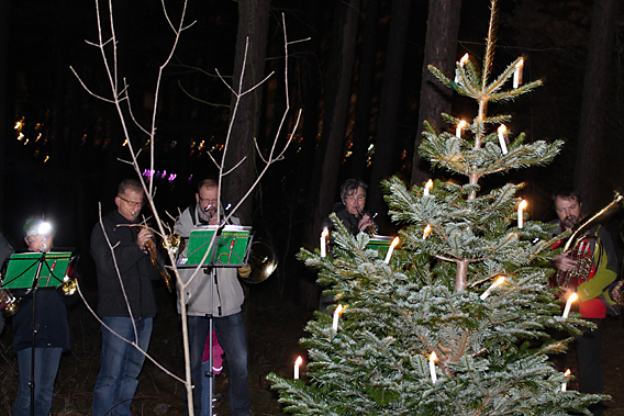 Der Posaunenchor des CVJM spielt zur Waldweihnacht 