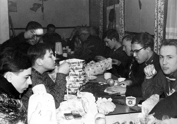 Jugendliche bei Waldweihnacht auf der Wartburghütte, 1962 