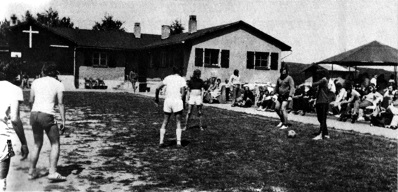 Fußballspieler und Zuschauer vor der Warburghütte, ca.1970 