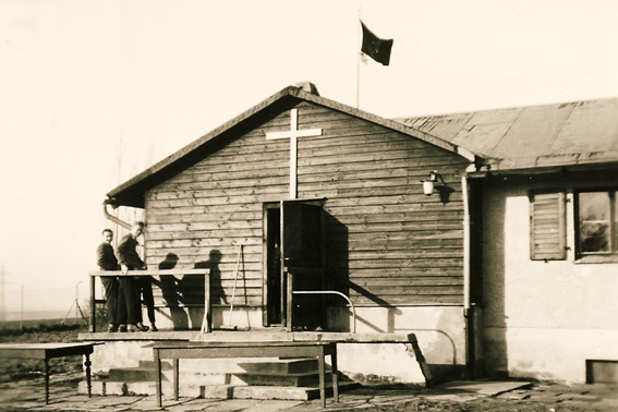 Zwei Jungens vor der Wartburghütte auf dem Viehberg in 1957 