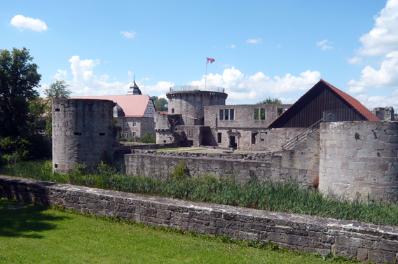 Die Wasserburgruine in Friedewald von Süd