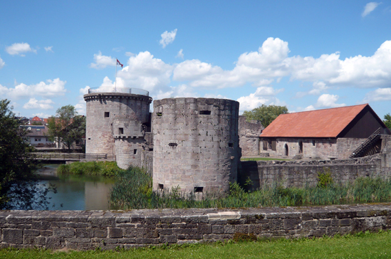 Die Wasserburgruine in Friedewald von Südost