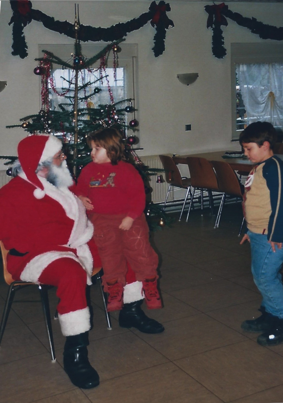 Weihnachtsfeier KGV 2006, Enkeltochter auf dem Schoß des Weihnachtsmann und Enkelsohn steht daneben 