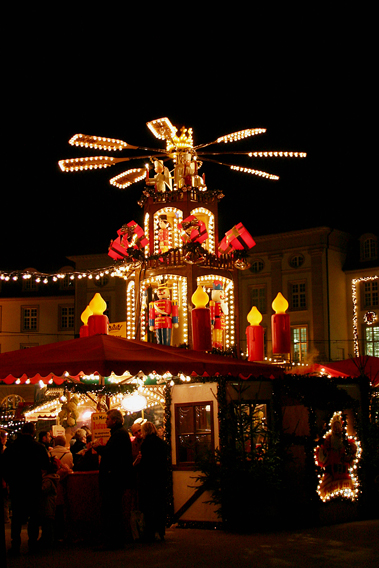 Weihnachtspyramide auf dem Koenigsplatz 