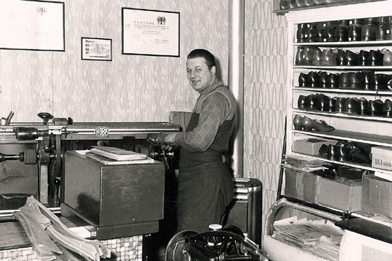 Karl Wills an einer Maschine in seiner Werkstatt, 1955 
