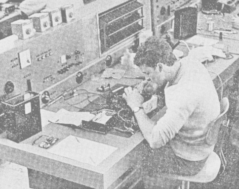 Arbeitstisch mit Facharbeiter bei der Gerätereparatur, Withof 1969 