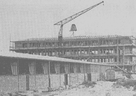Baustelle mit Krahn und Richtkranz Withof 1960 