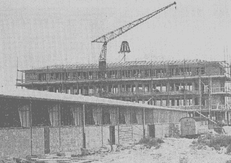 Baustelle mit Krahn und Richtkranz Withof 1960 