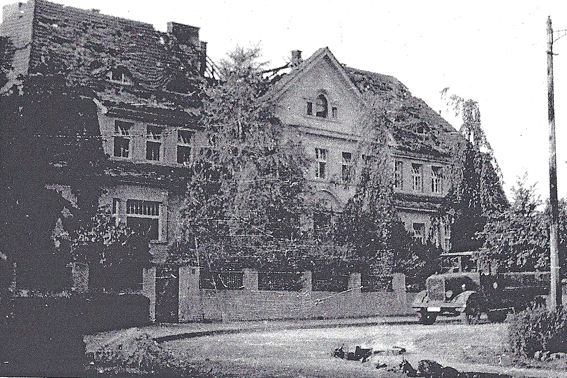 Wohnstraße 11-13 leicht beschädigt, wurde provisorisch wiederhergestellt 