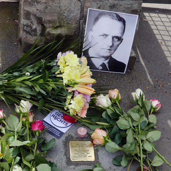 Stolperstein für H. A. Zimmermann in der Pfarrstraße 34 am Tag der Verlegung 