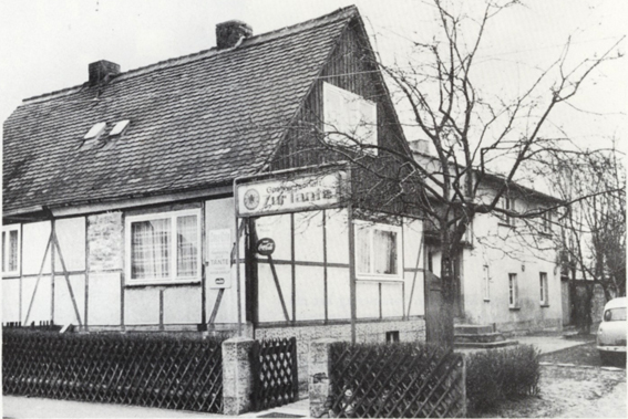 Die ehemalige Gaststätte Zur Tante, Wahlebachweg 119, Fachwerkhaus hinter Hecke 