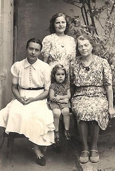 Ilse in der Mitte, Mutter links im Kindergarten Lettenlager 