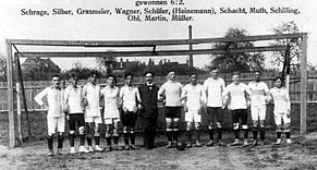 Alte schwarz weiß Fotografie von einer Fußballmannschaft